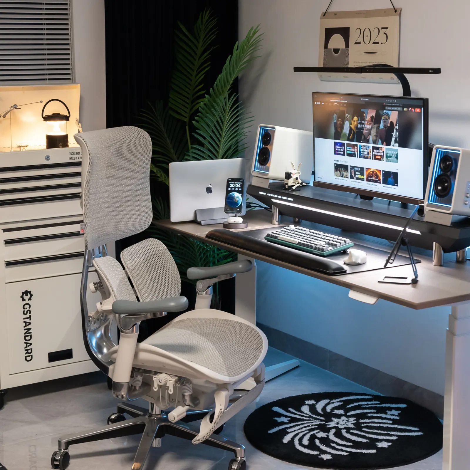 Ahua's workspace — study-everyday setup, photo 1 of 4