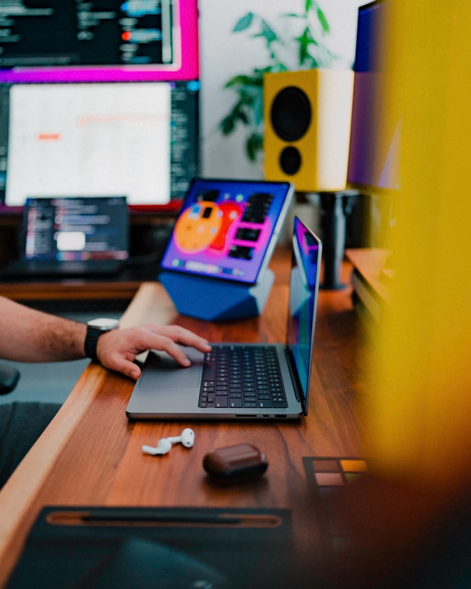araltasher's workspace — content-creative setup, photo 4 of 5