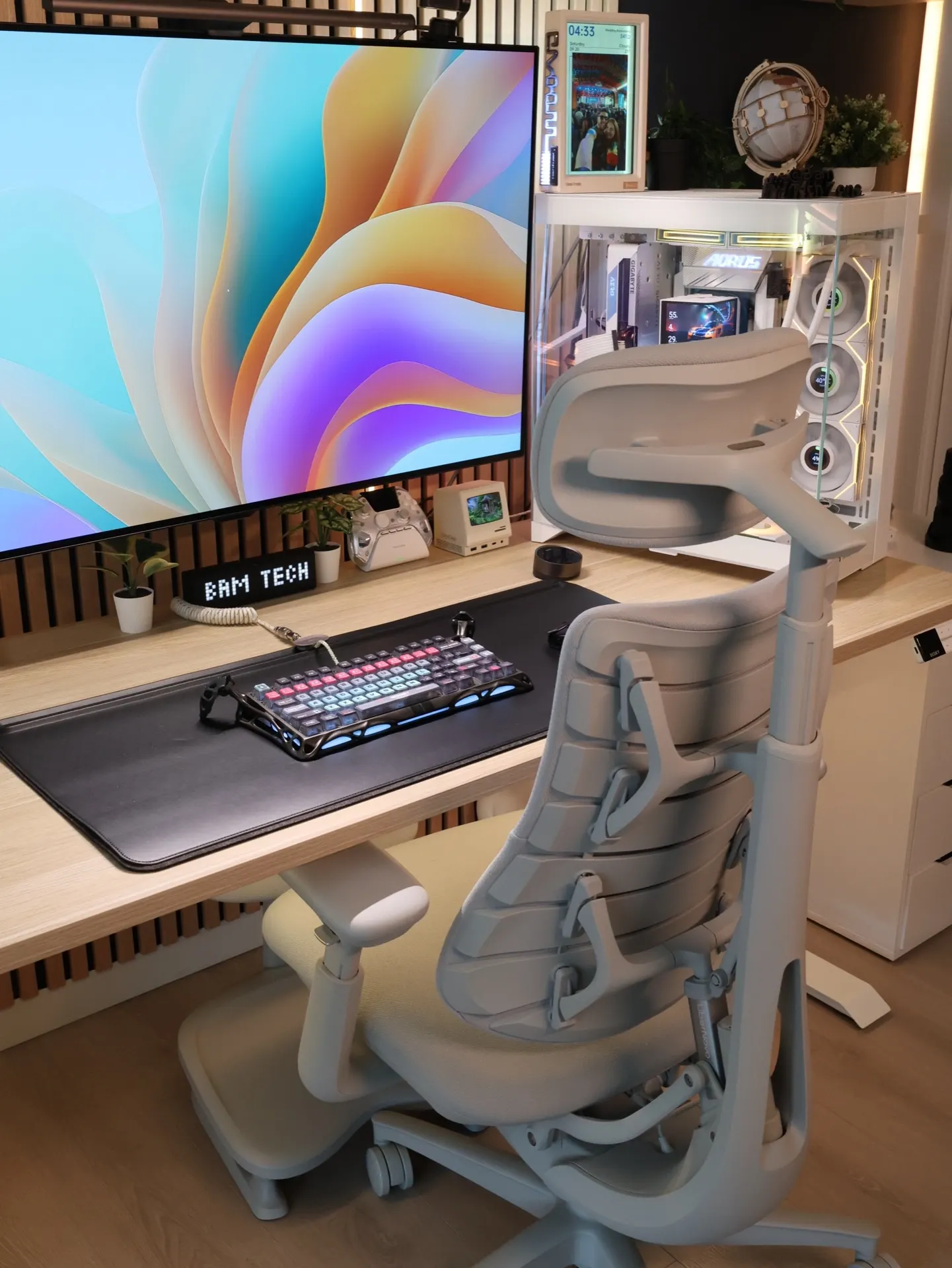 BamTechZone's workspace — study-everyday setup, photo 4 of 5