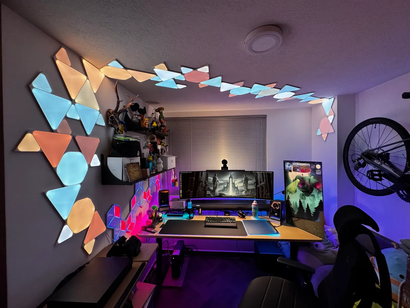 bEtô's workspace — gaming setup, photo 2 of 4