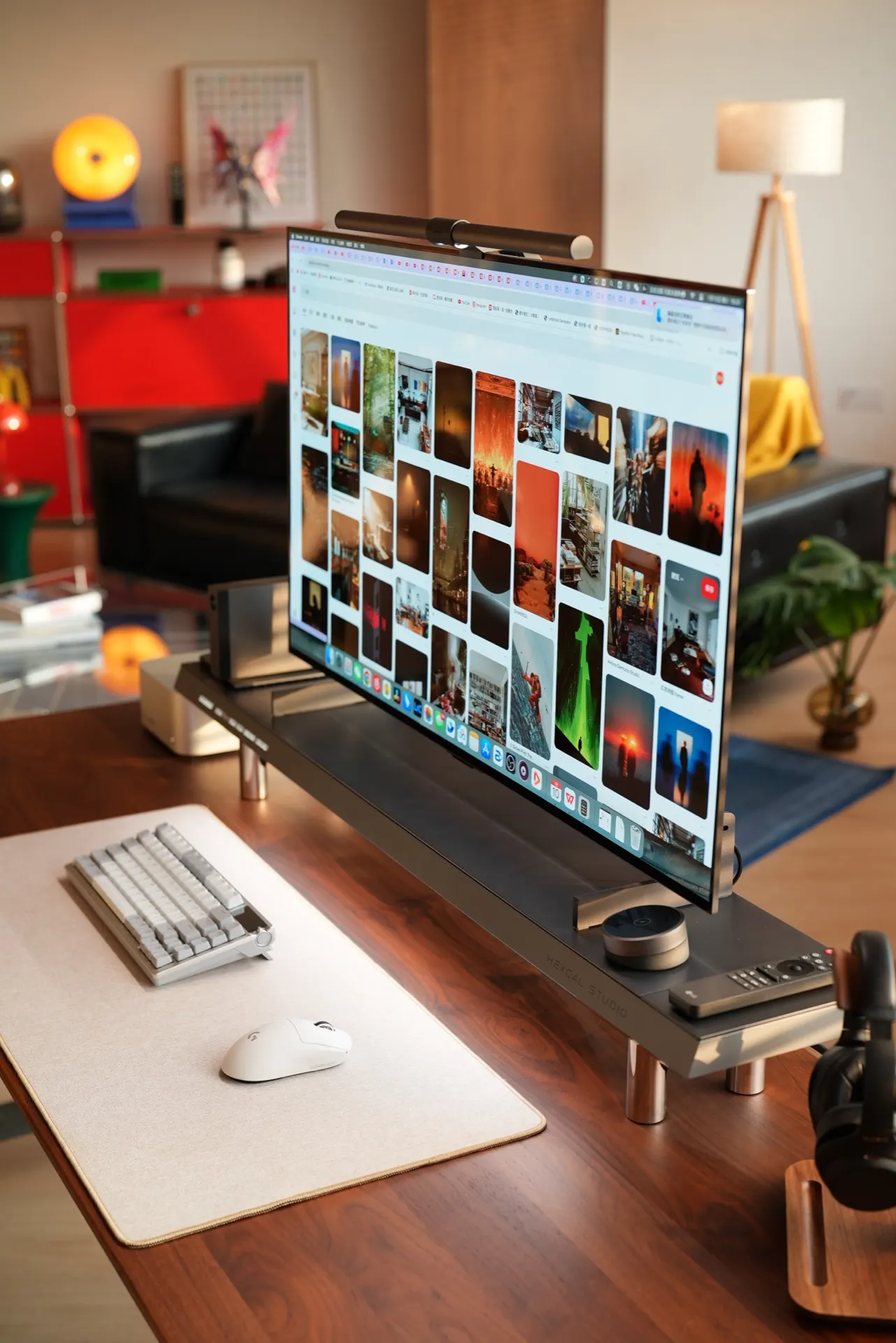Chen Sifan's workspace — content-creative setup, photo 2 of 4