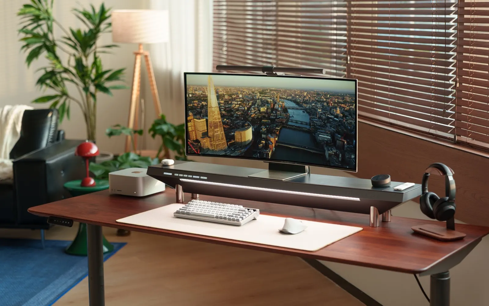 Chen Sifan's workspace — content-creative setup, photo 3 of 4