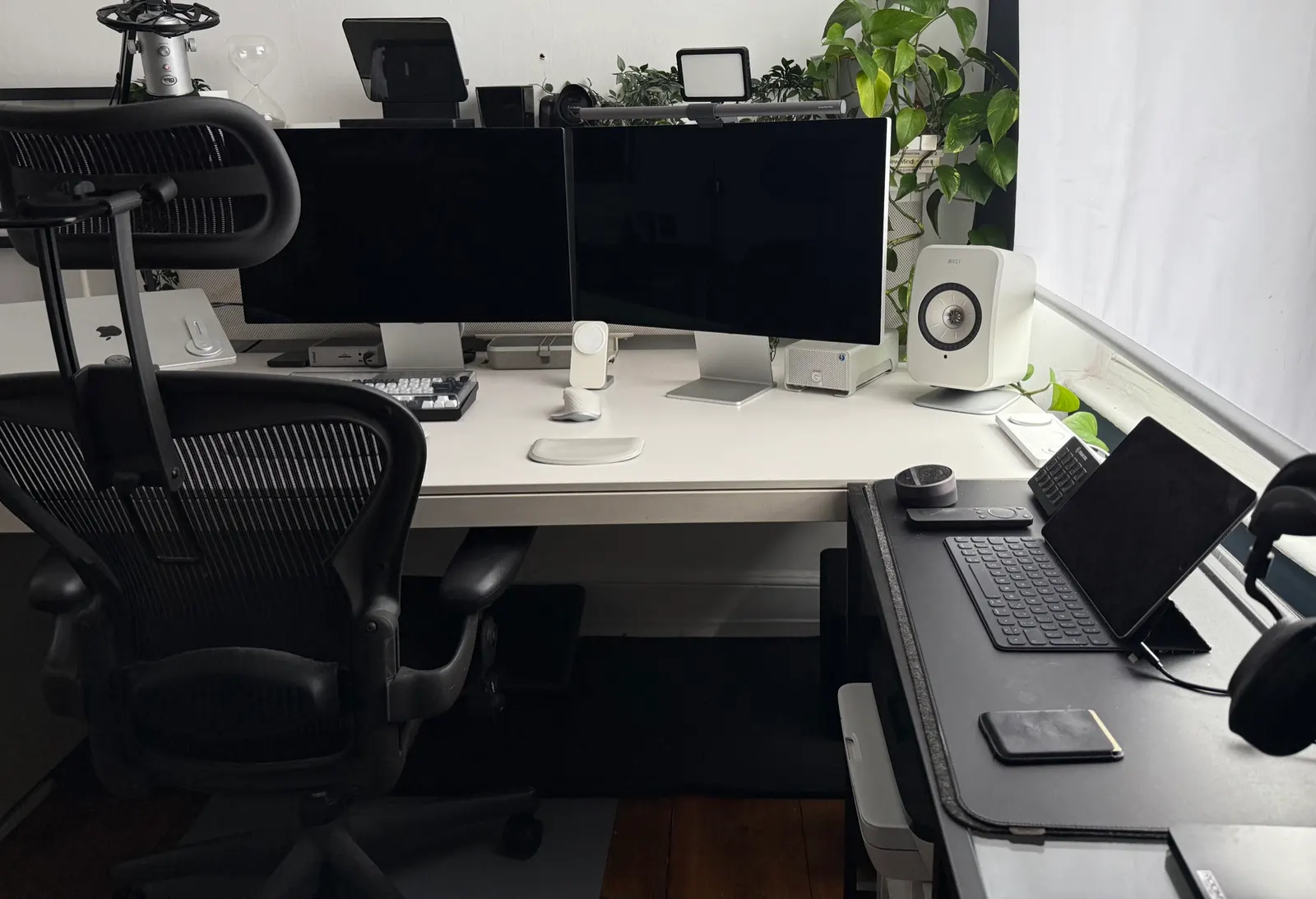 cpresc's workspace — content-creative setup, photo 3 of 4
