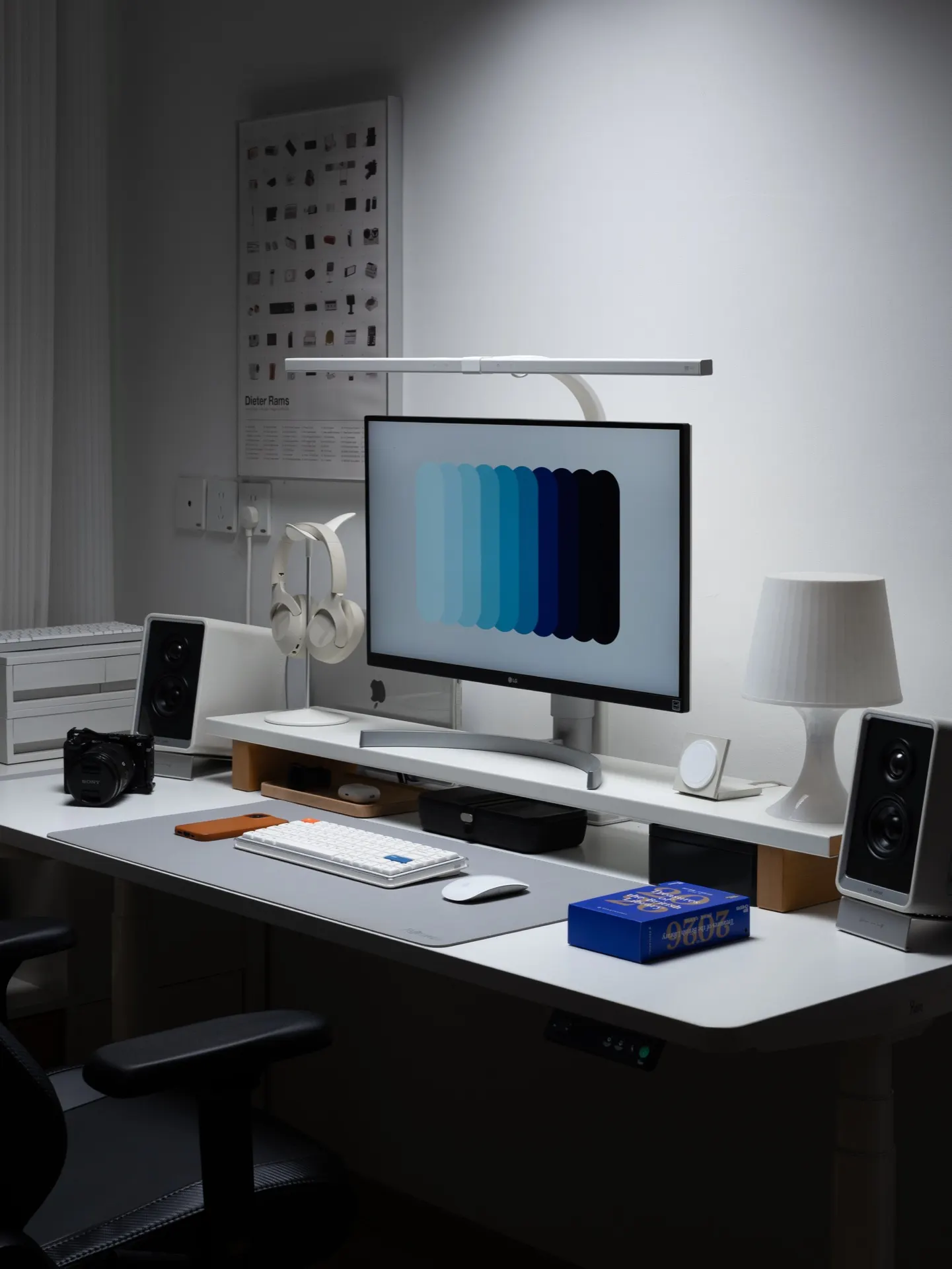 设计师坚果's workspace — content-creative setup, photo 1 of 4