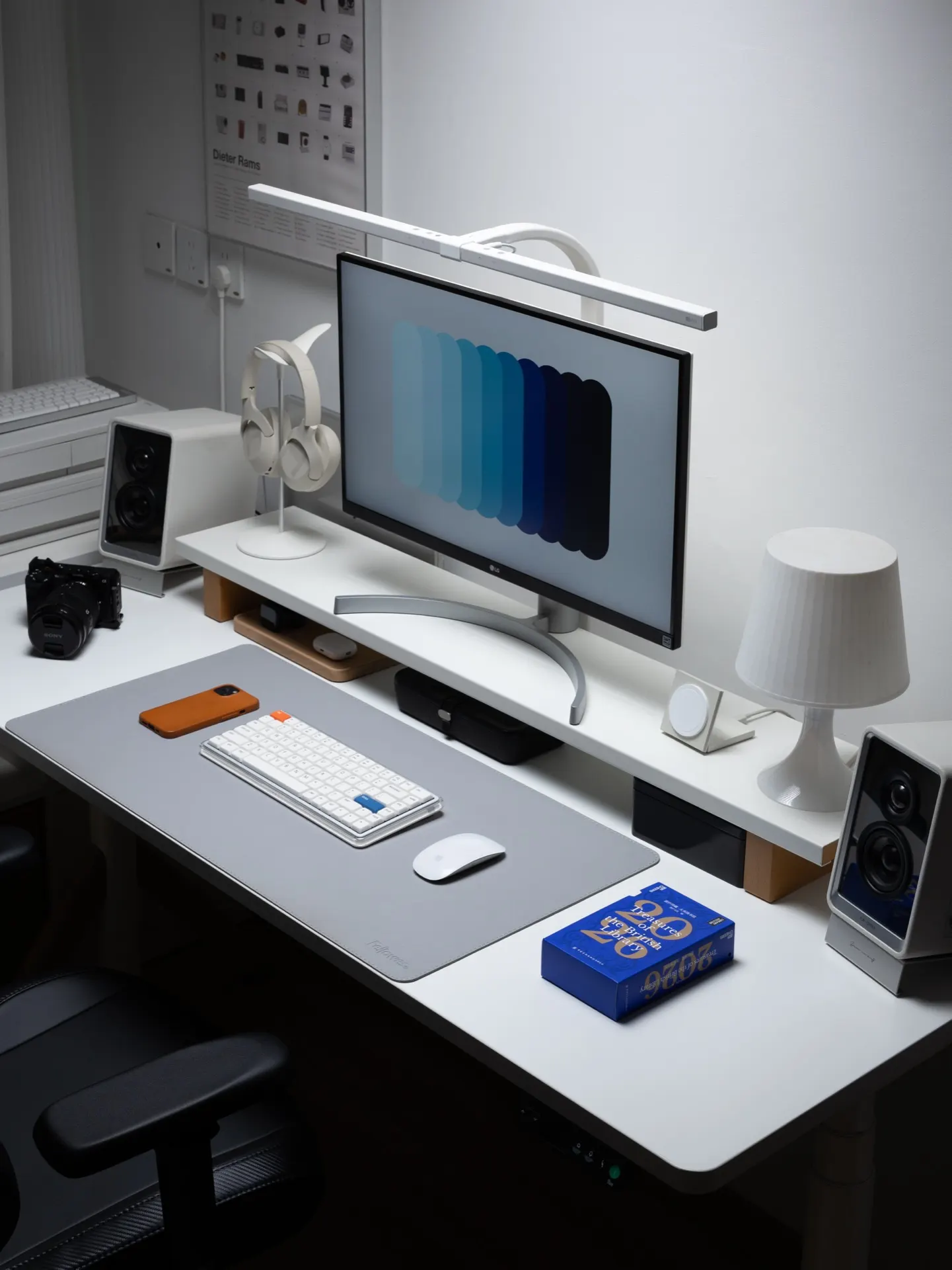 设计师坚果's workspace — content-creative setup, photo 2 of 4