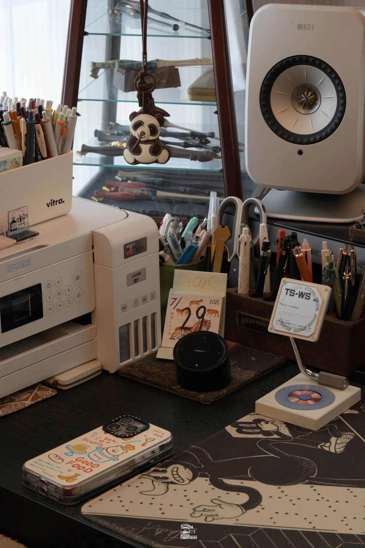 只和小狗互动's workspace — study-everyday setup, photo 3 of 4