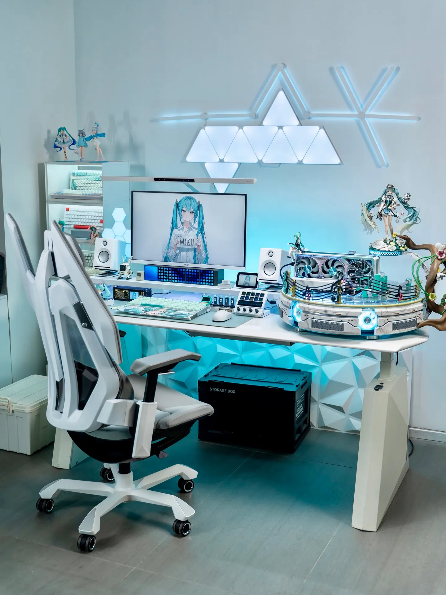 Dongdong's workspace — gaming setup, photo 1 of 4