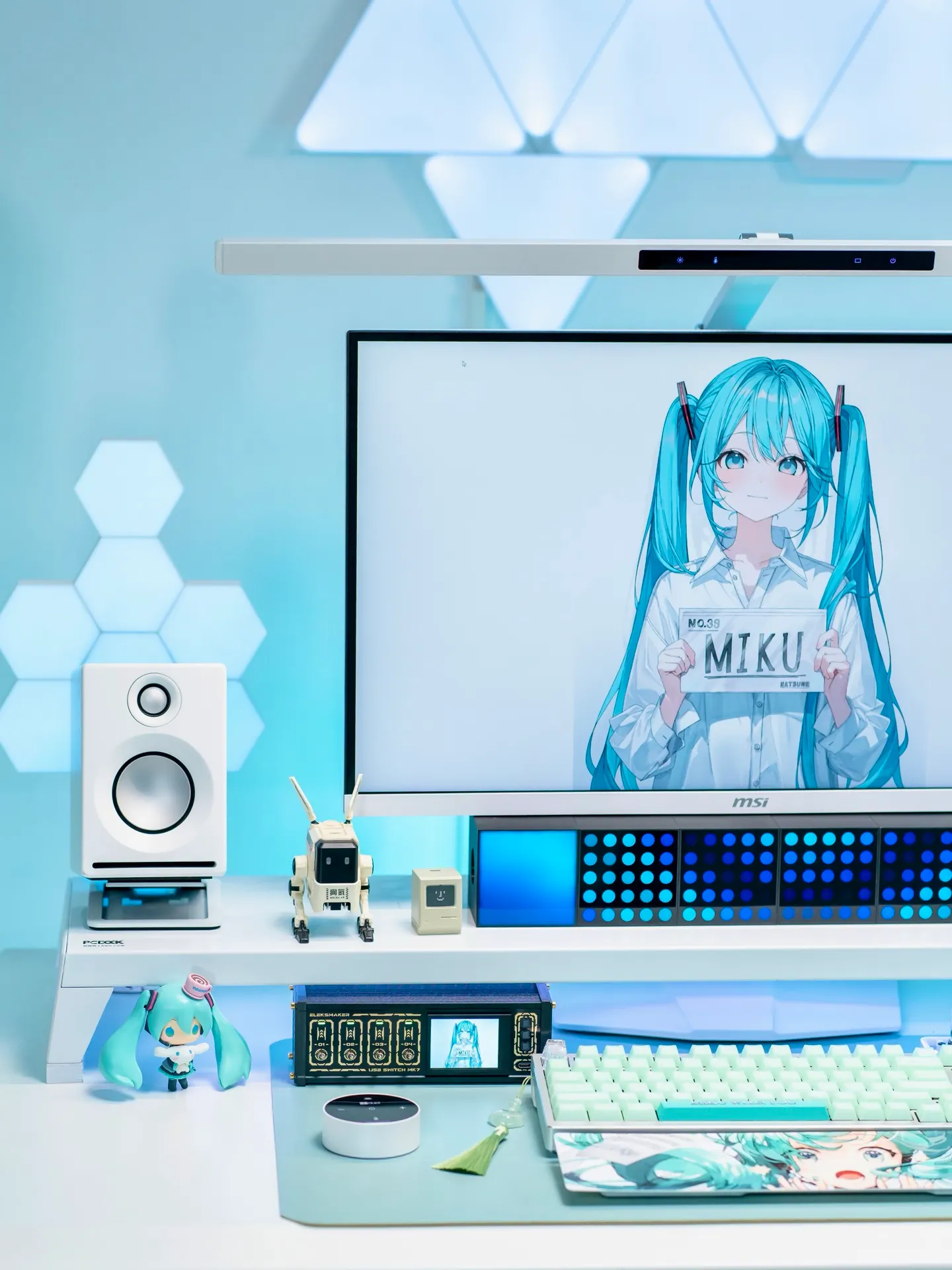 Dongdong's workspace — gaming setup, photo 2 of 4