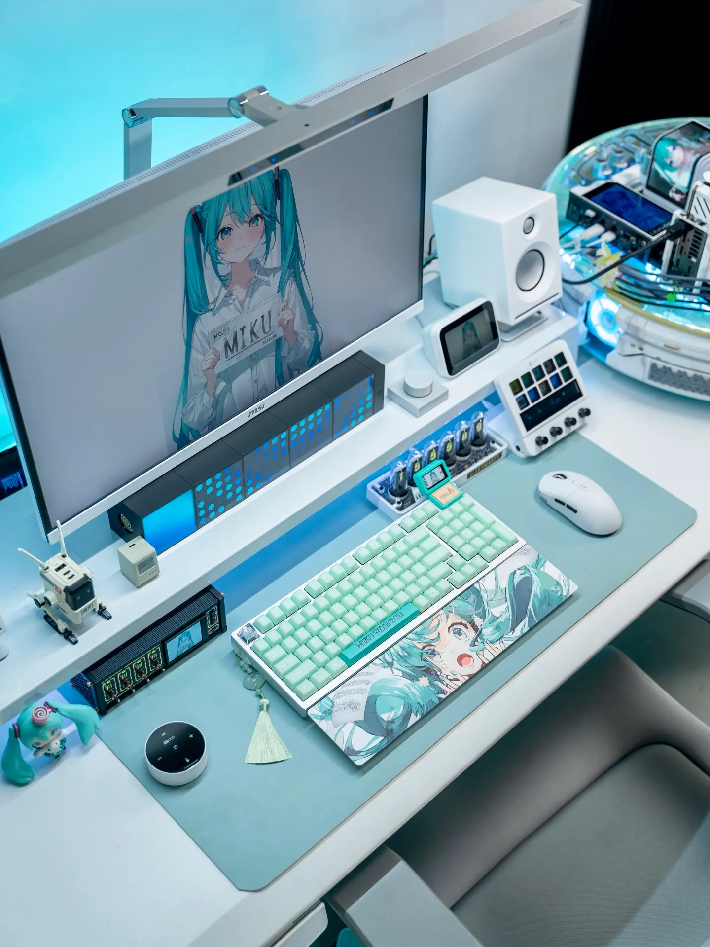 Dongdong's workspace — gaming setup, photo 3 of 4