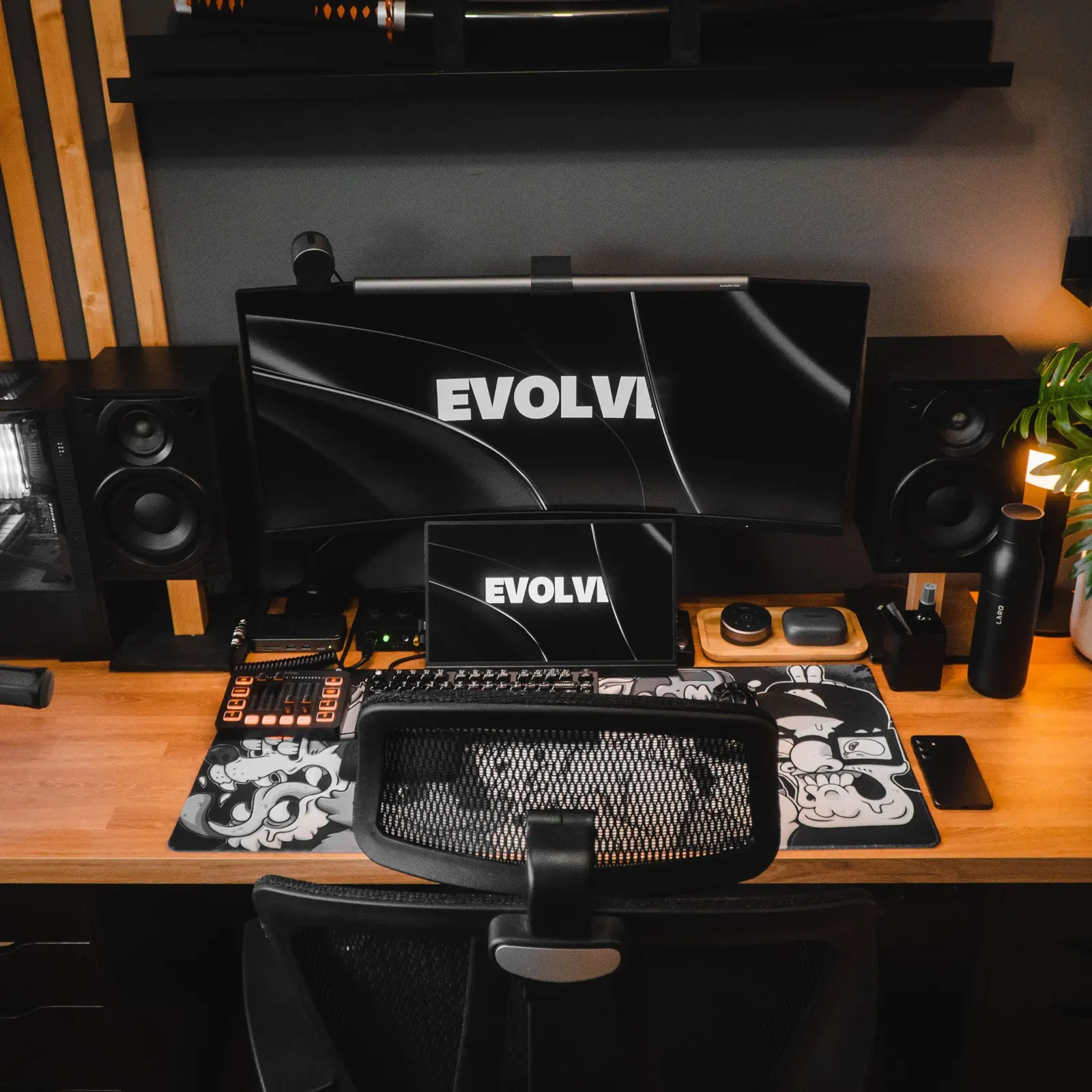 Giuseppe's workspace — content-creative setup, photo 3 of 4