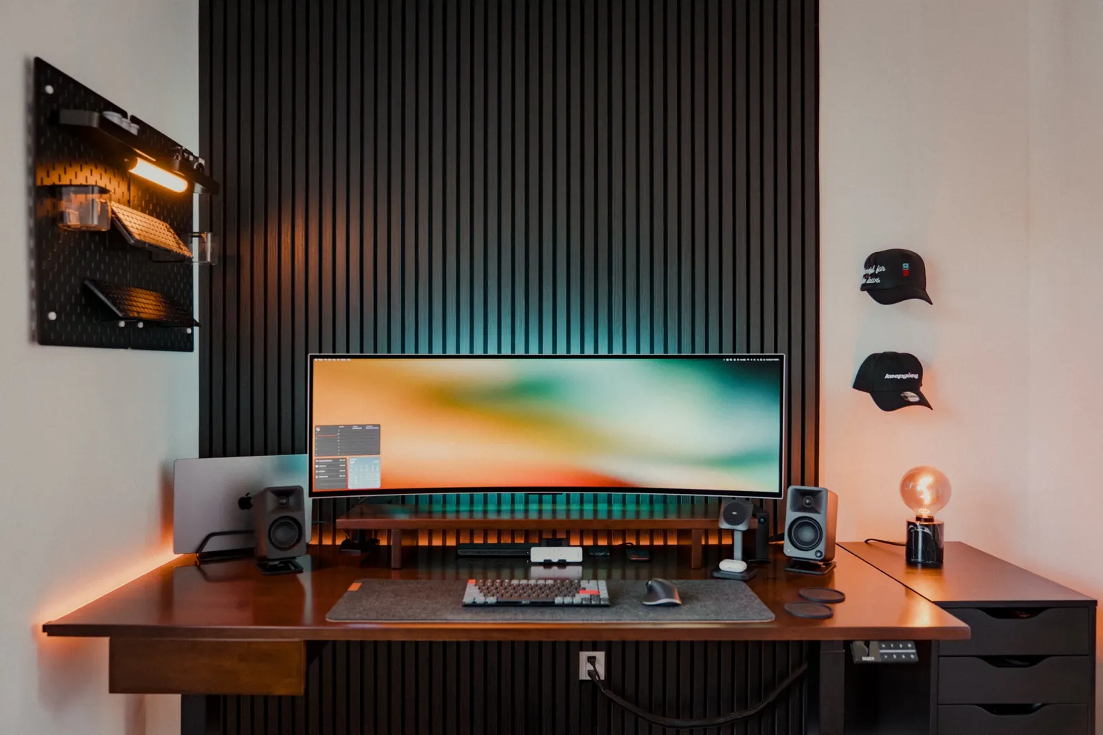 Guillaume Lemay's workspace — content-creative setup, photo 1 of 4
