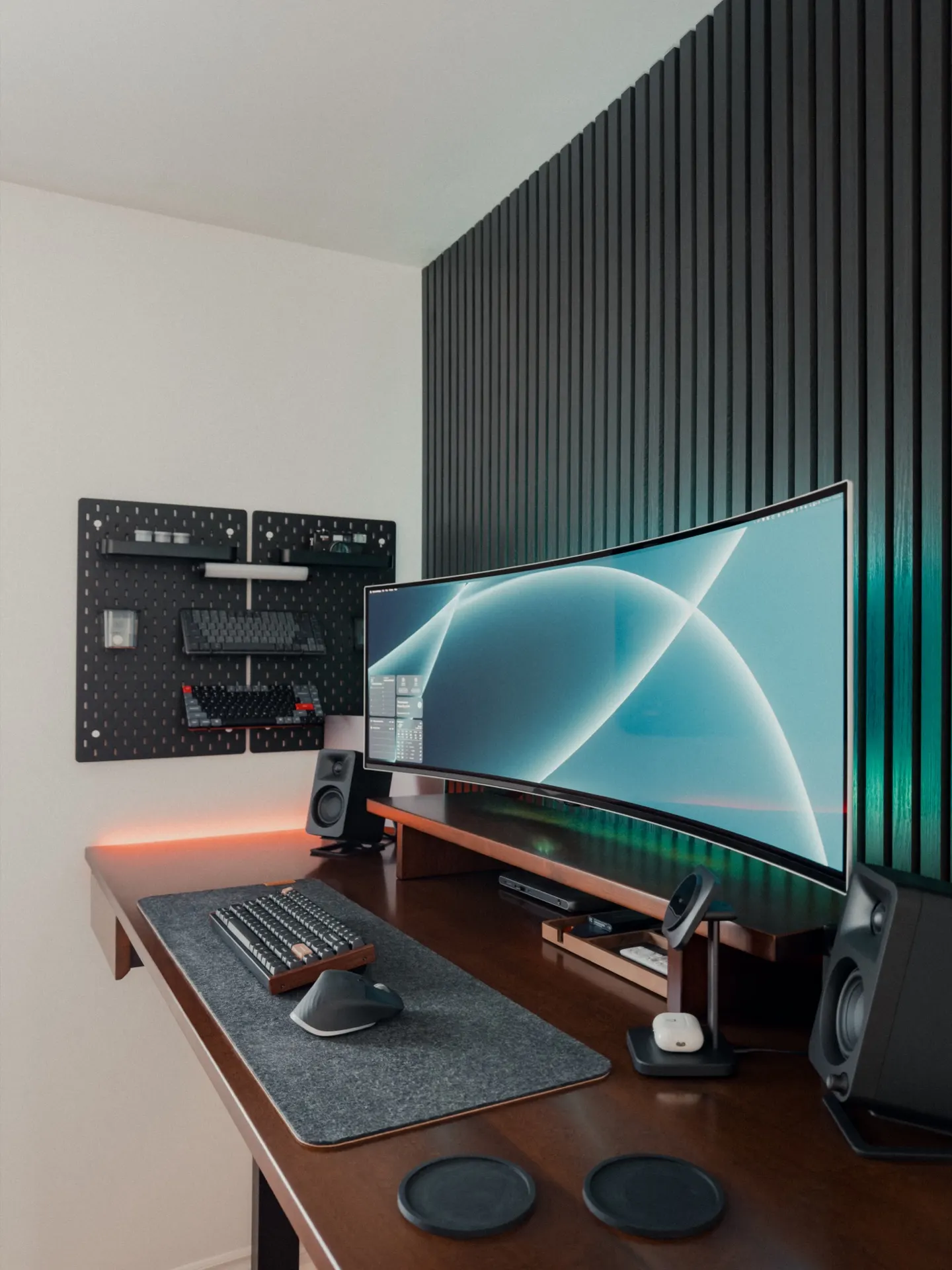 Guillaume Lemay's workspace — content-creative setup, photo 2 of 4