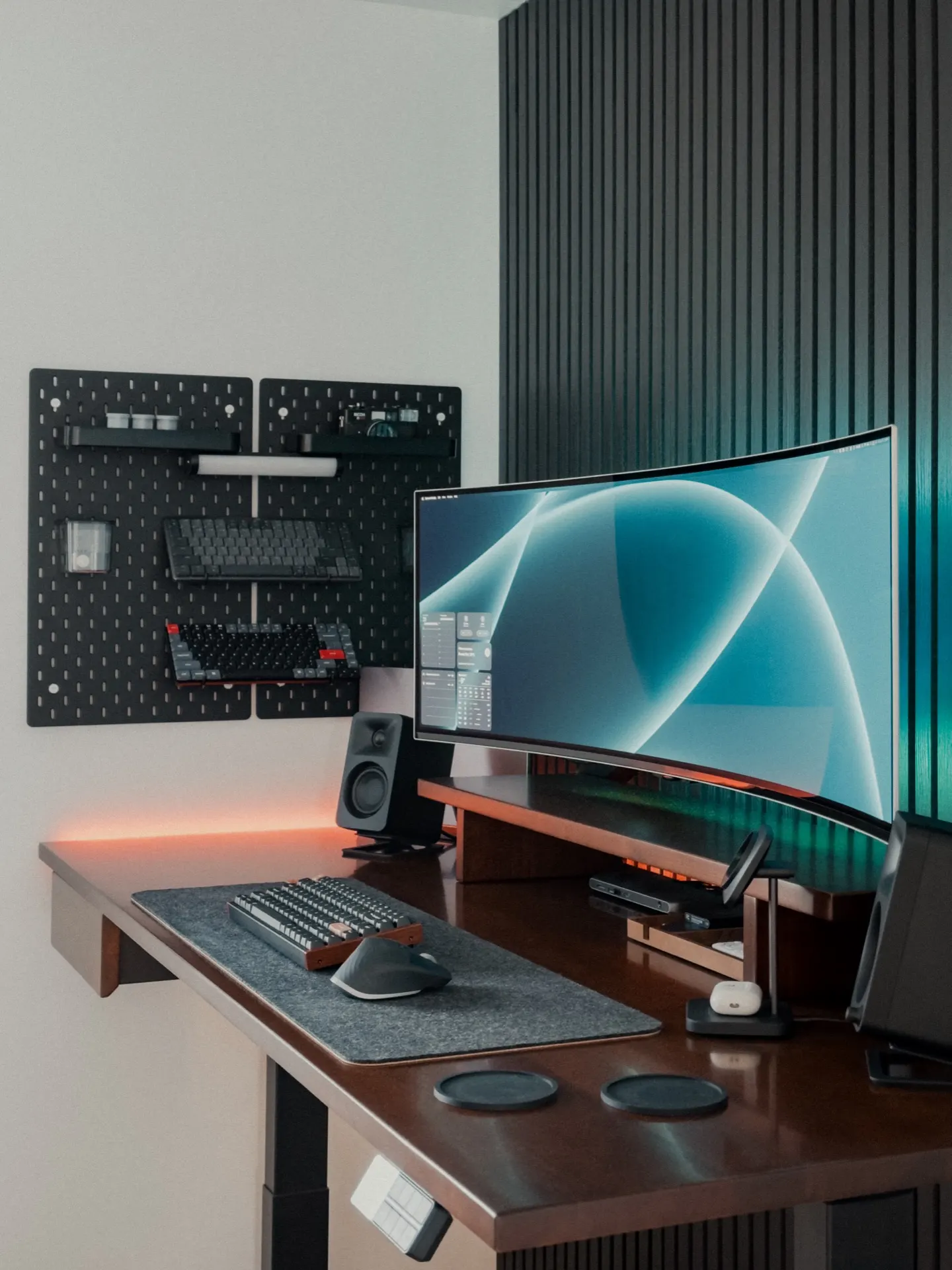 Guillaume Lemay's workspace — content-creative setup, photo 3 of 4
