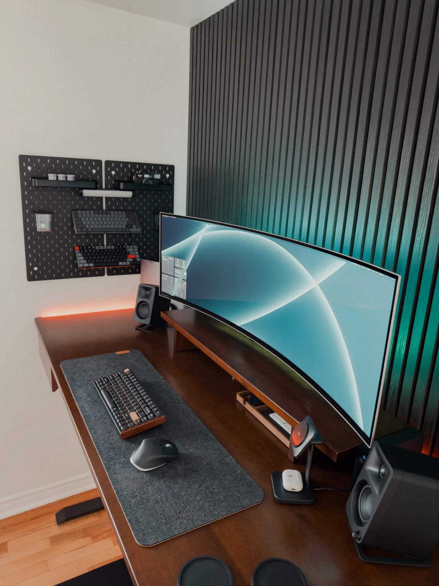 Guillaume Lemay's workspace — content-creative setup, photo 4 of 4