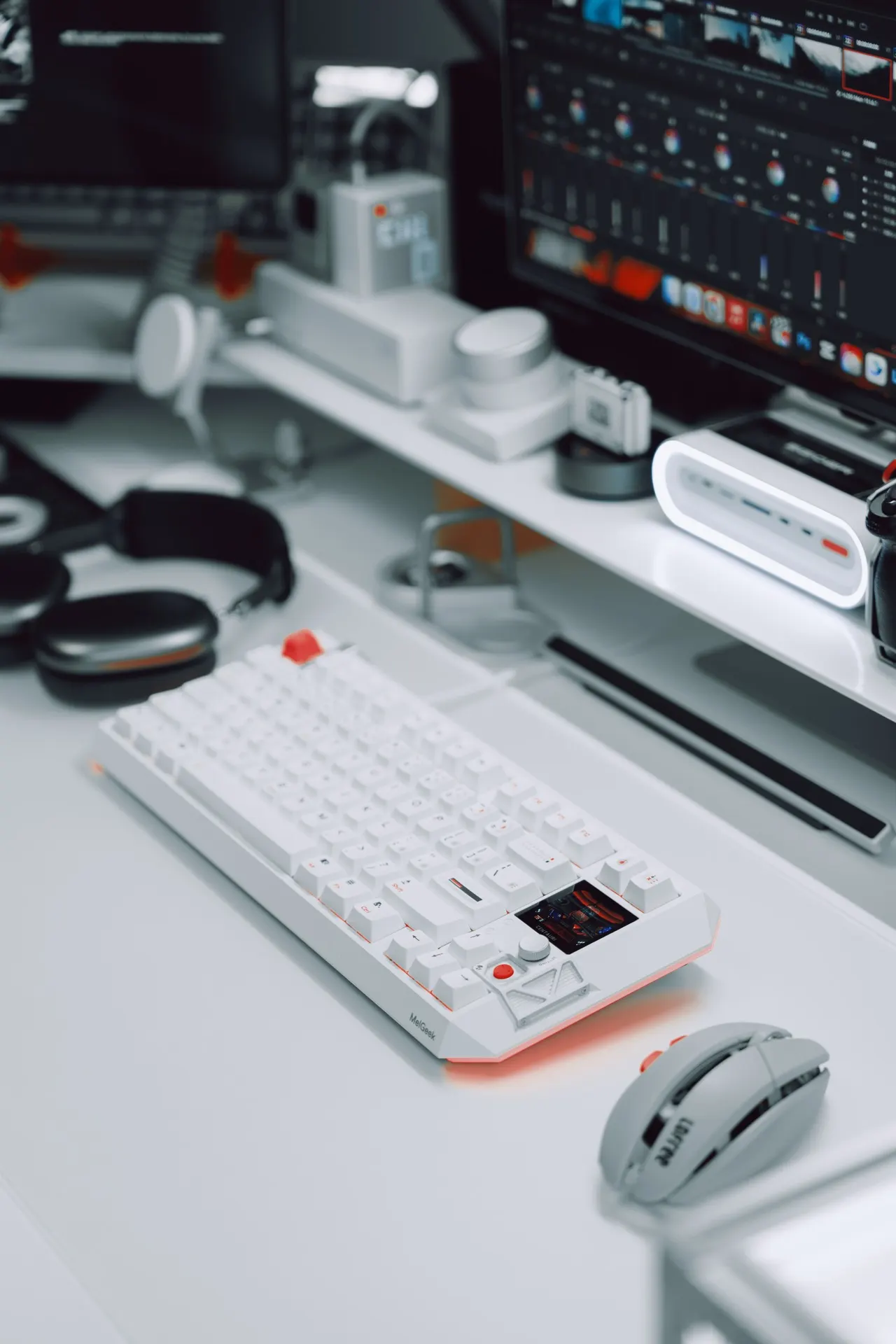 Guzy13's workspace — content-creative setup, photo 2 of 4