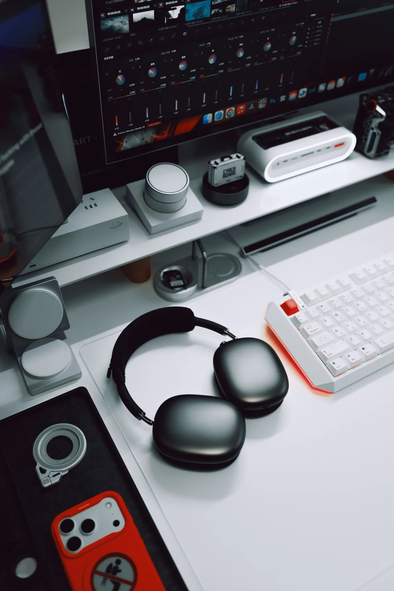 Guzy13's workspace — content-creative setup, photo 3 of 4