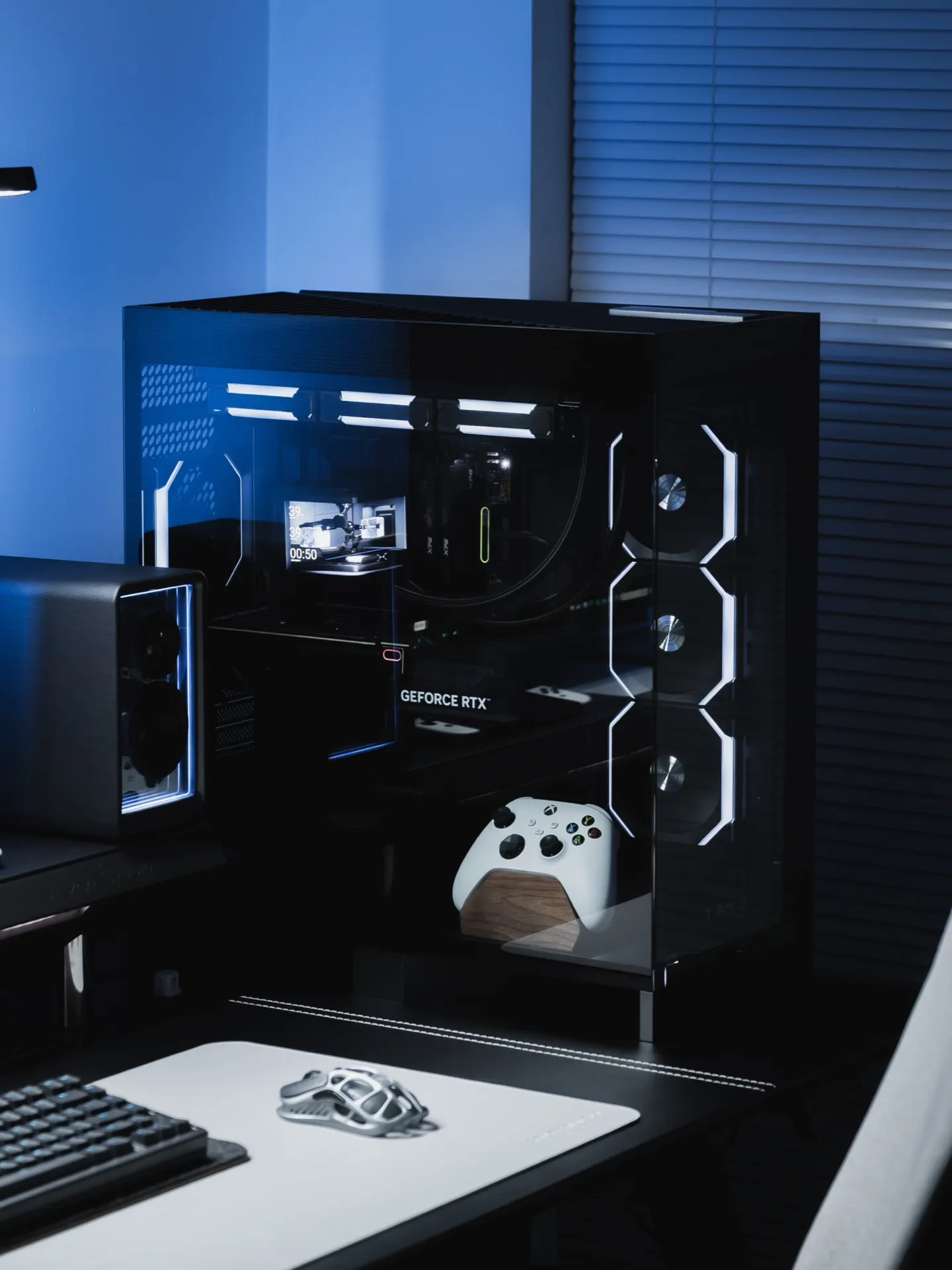 iFeng's workspace — gaming setup, photo 4 of 4