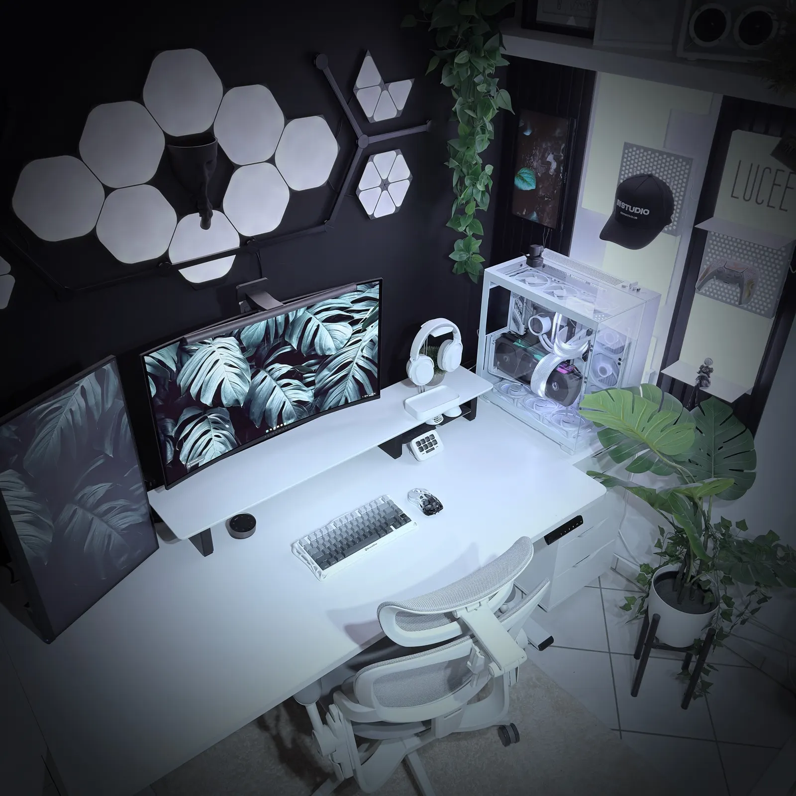 Its LuCee's workspace — gaming setup, photo 1 of 4