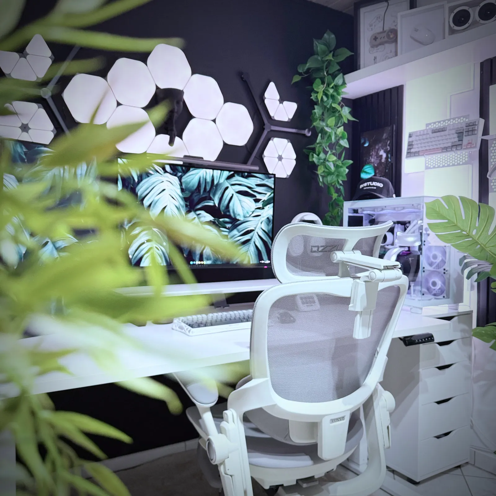 Its LuCee's workspace — gaming setup, photo 2 of 4