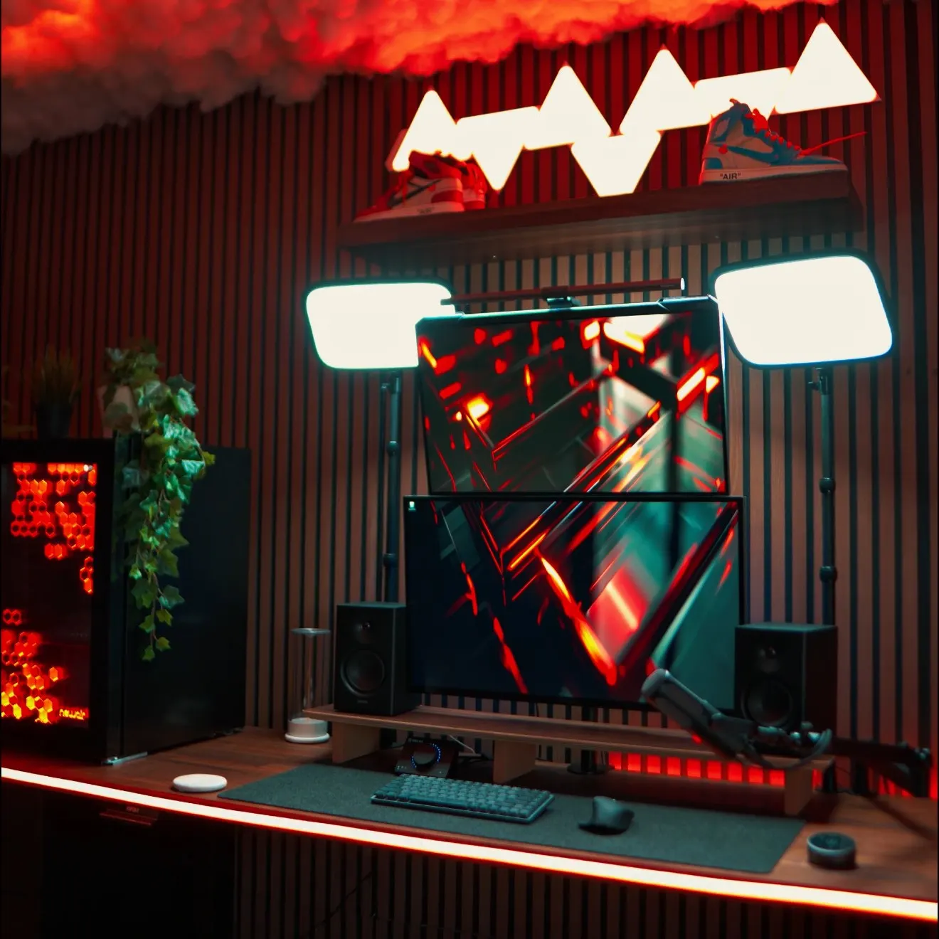 Lukdonttrip's workspace — content-creative setup, photo 3 of 4