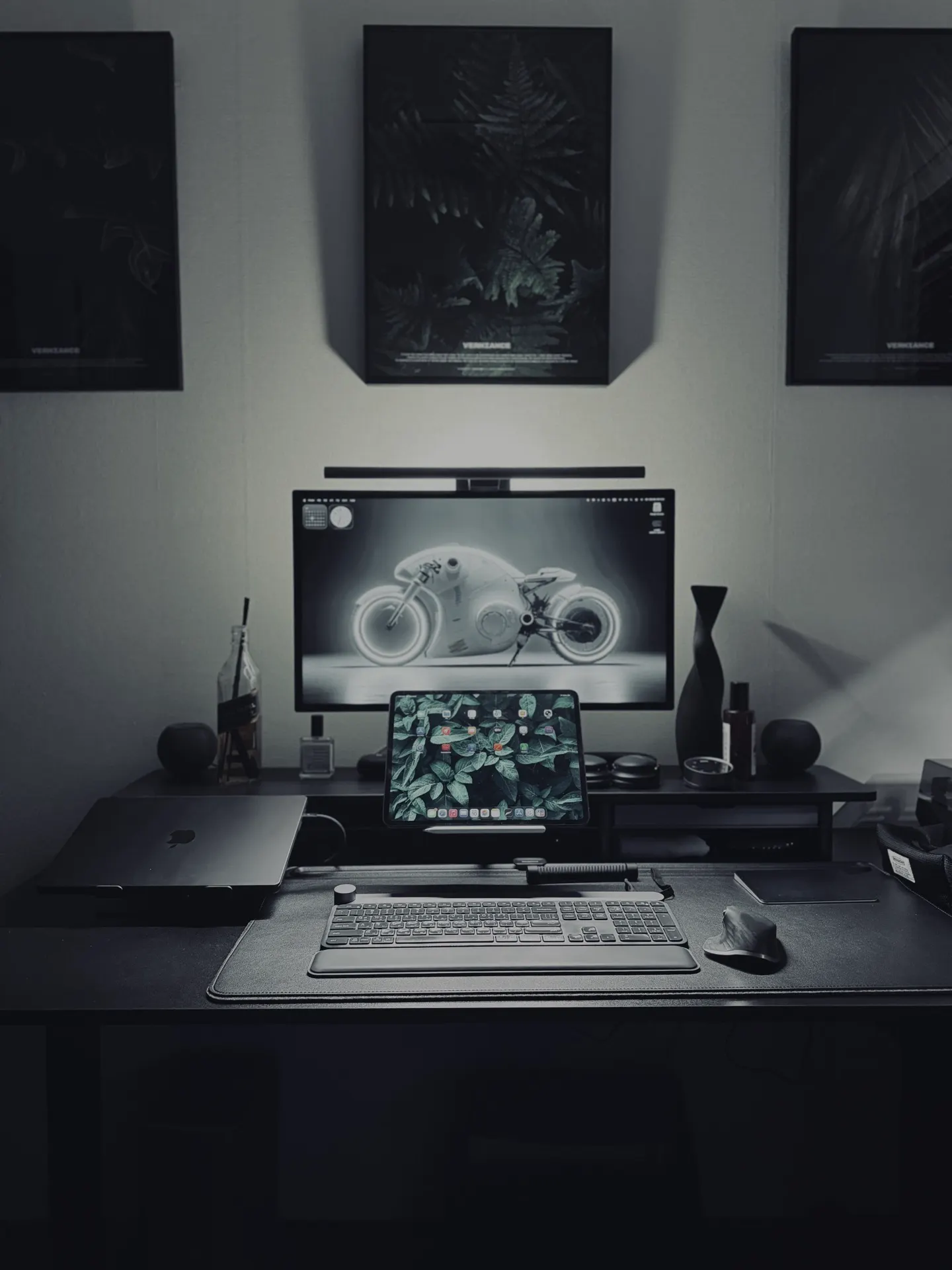Madbogus's workspace — content-creative setup, photo 1 of 4
