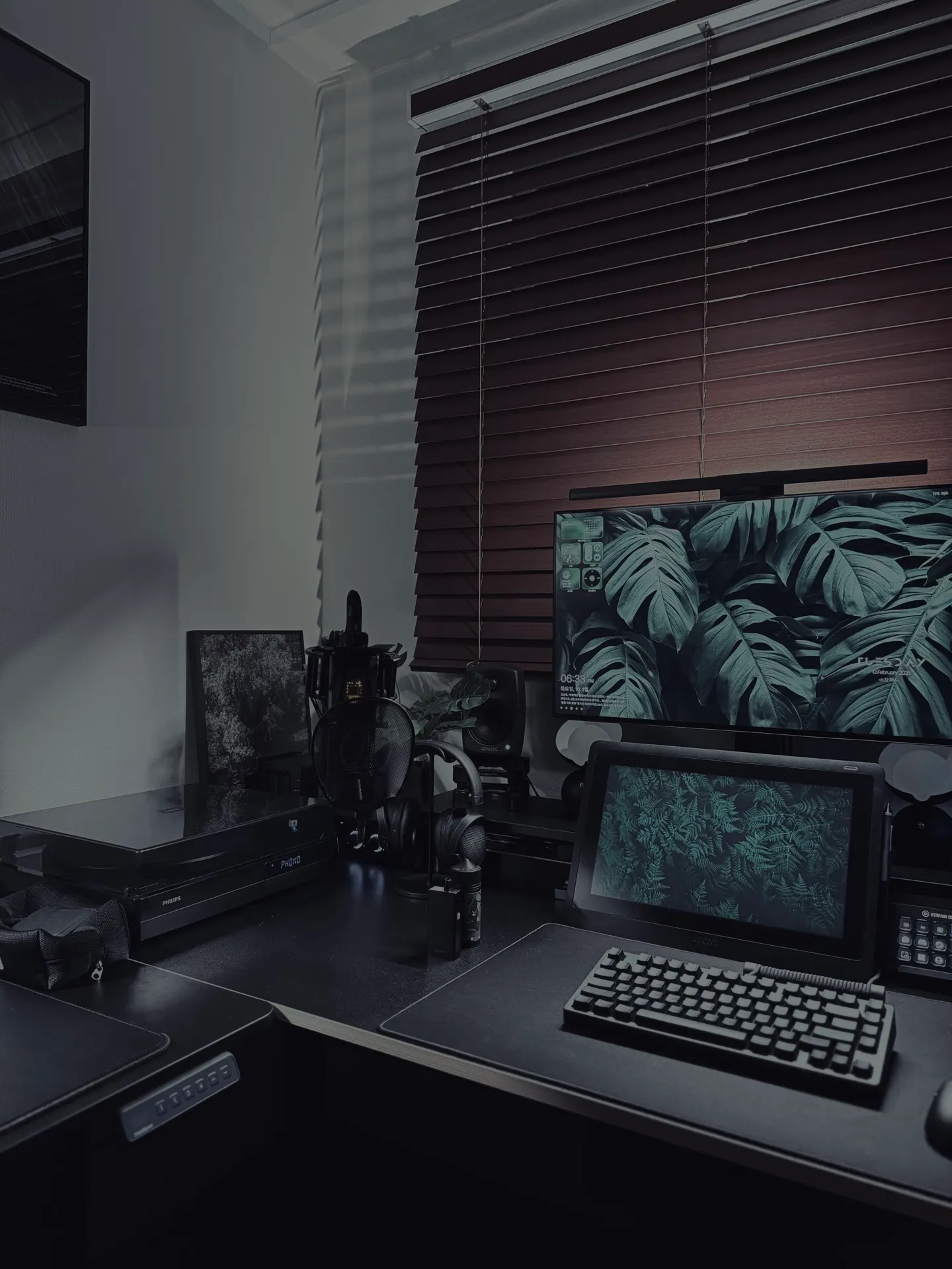Madbogus's workspace — content-creative setup, photo 3 of 4