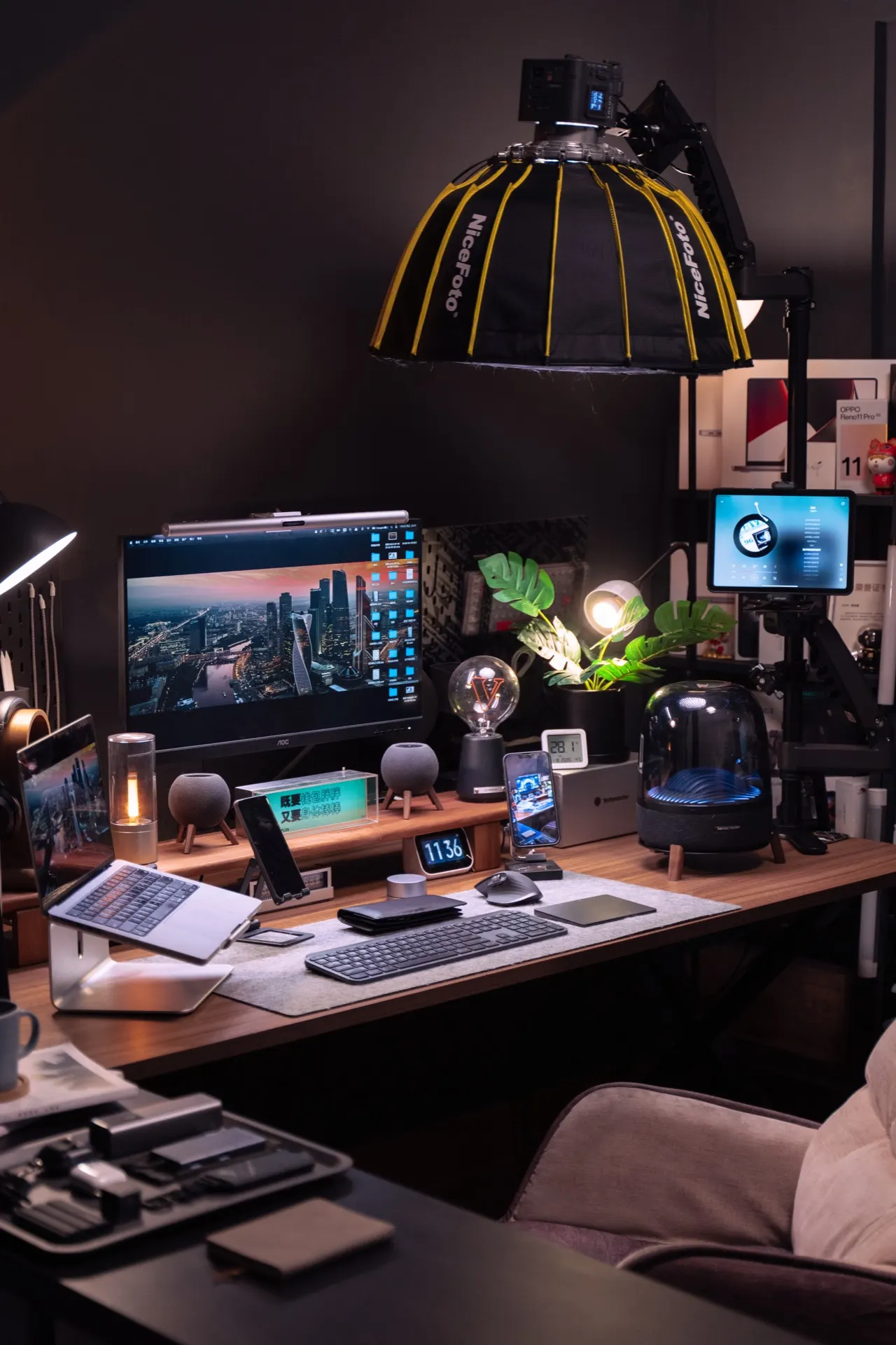 熊猫鑫's workspace — content-creative setup, photo 1 of 6
