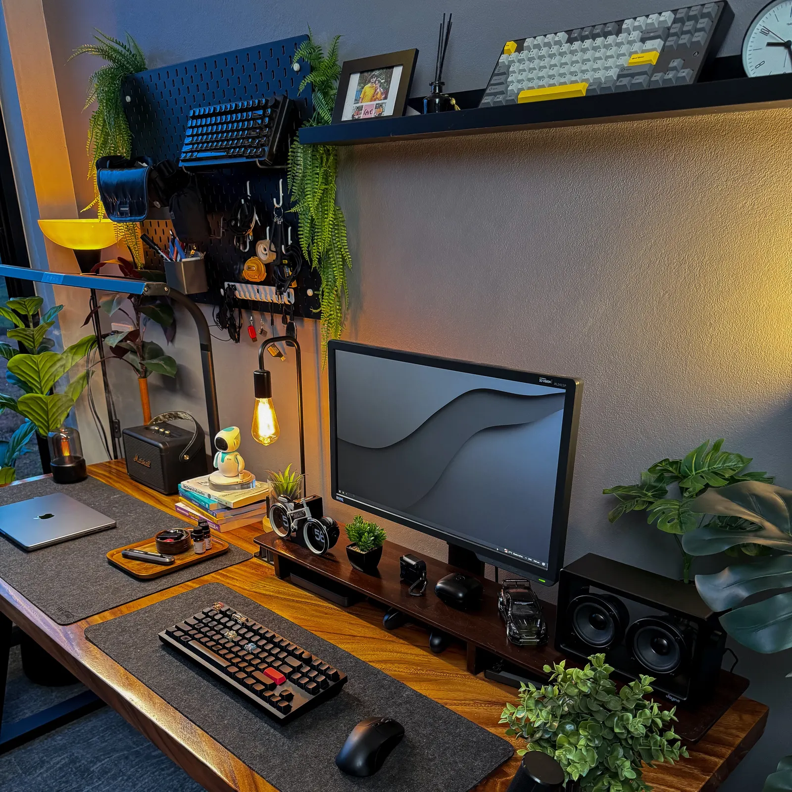 Sataporn Thongbai's workspace — study-everyday setup, photo 2 of 4