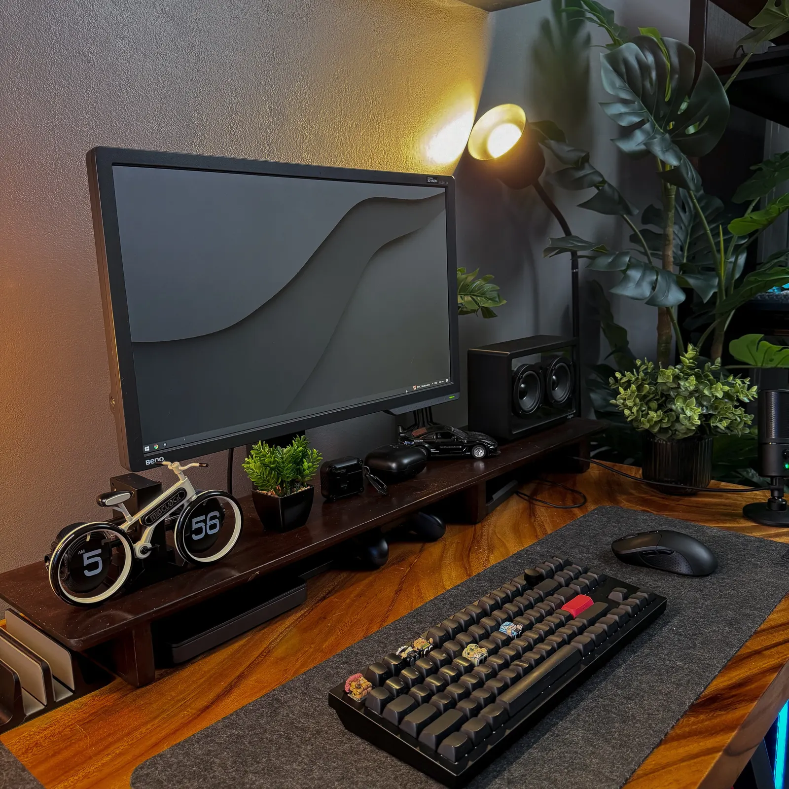 Sataporn Thongbai's workspace — study-everyday setup, photo 4 of 4