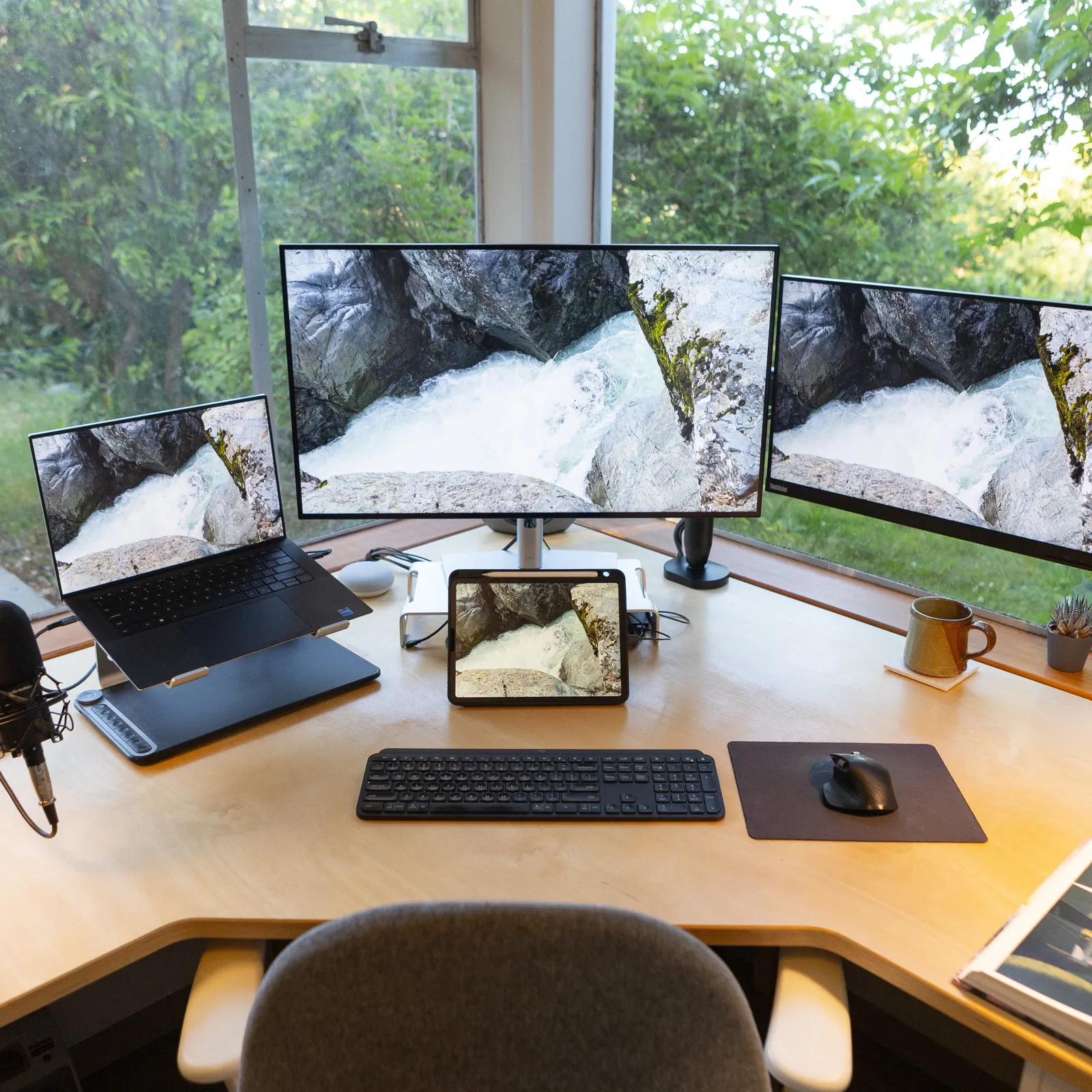 Stéphane Bolduc's workspace — content-creative setup, photo 1 of 4