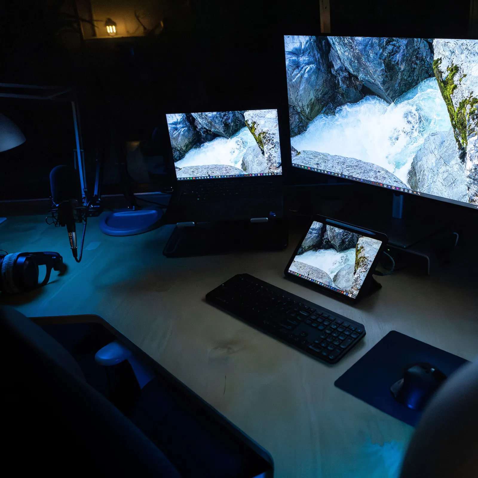 Stéphane Bolduc's workspace — content-creative setup, photo 3 of 4