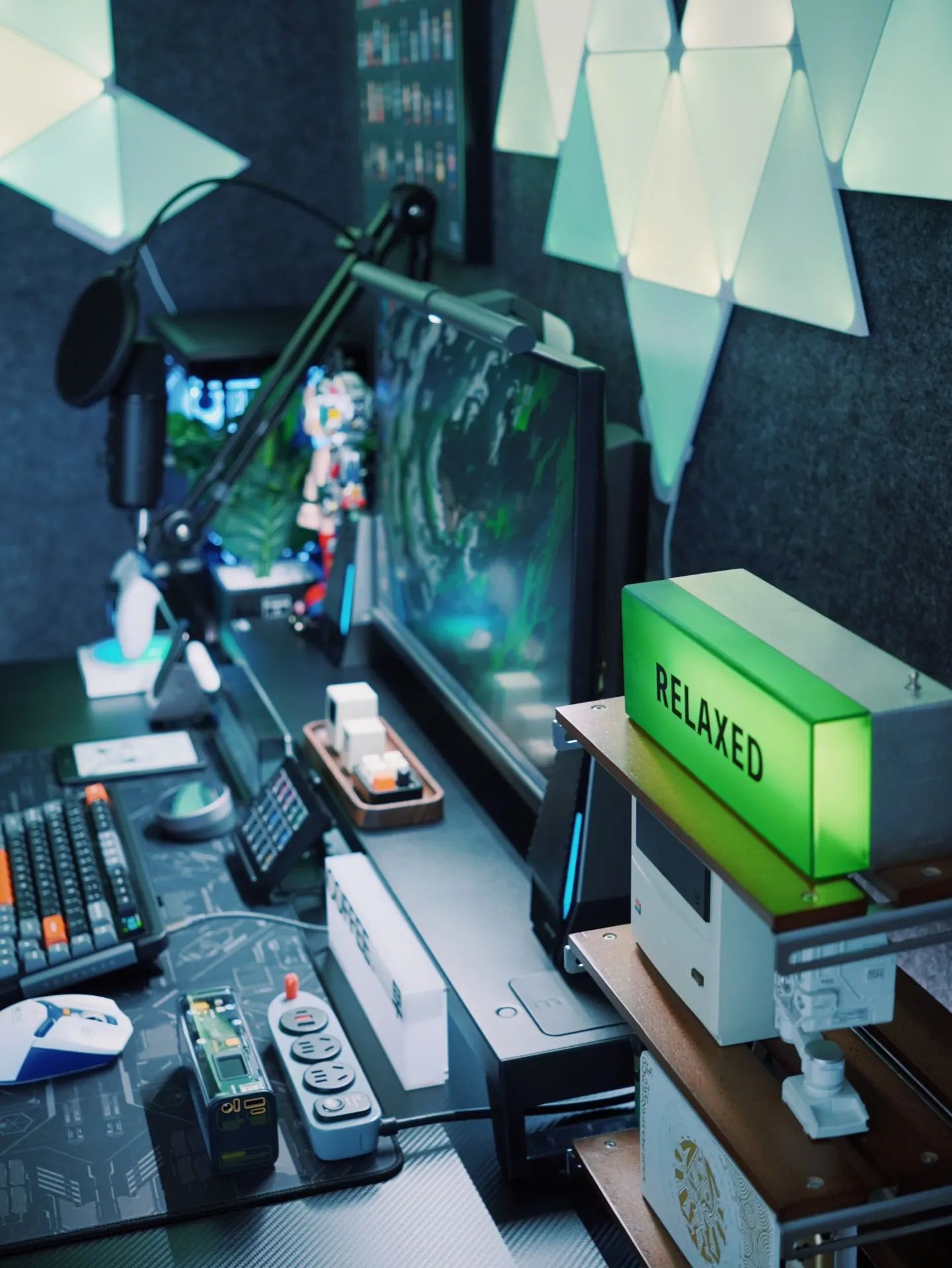 星奇六's workspace — content-creative setup, photo 2 of 4