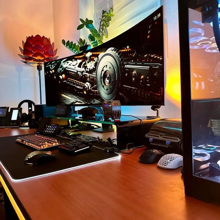 Thomas Ullmann's workspace — content-creative setup, photo 3 of 4
