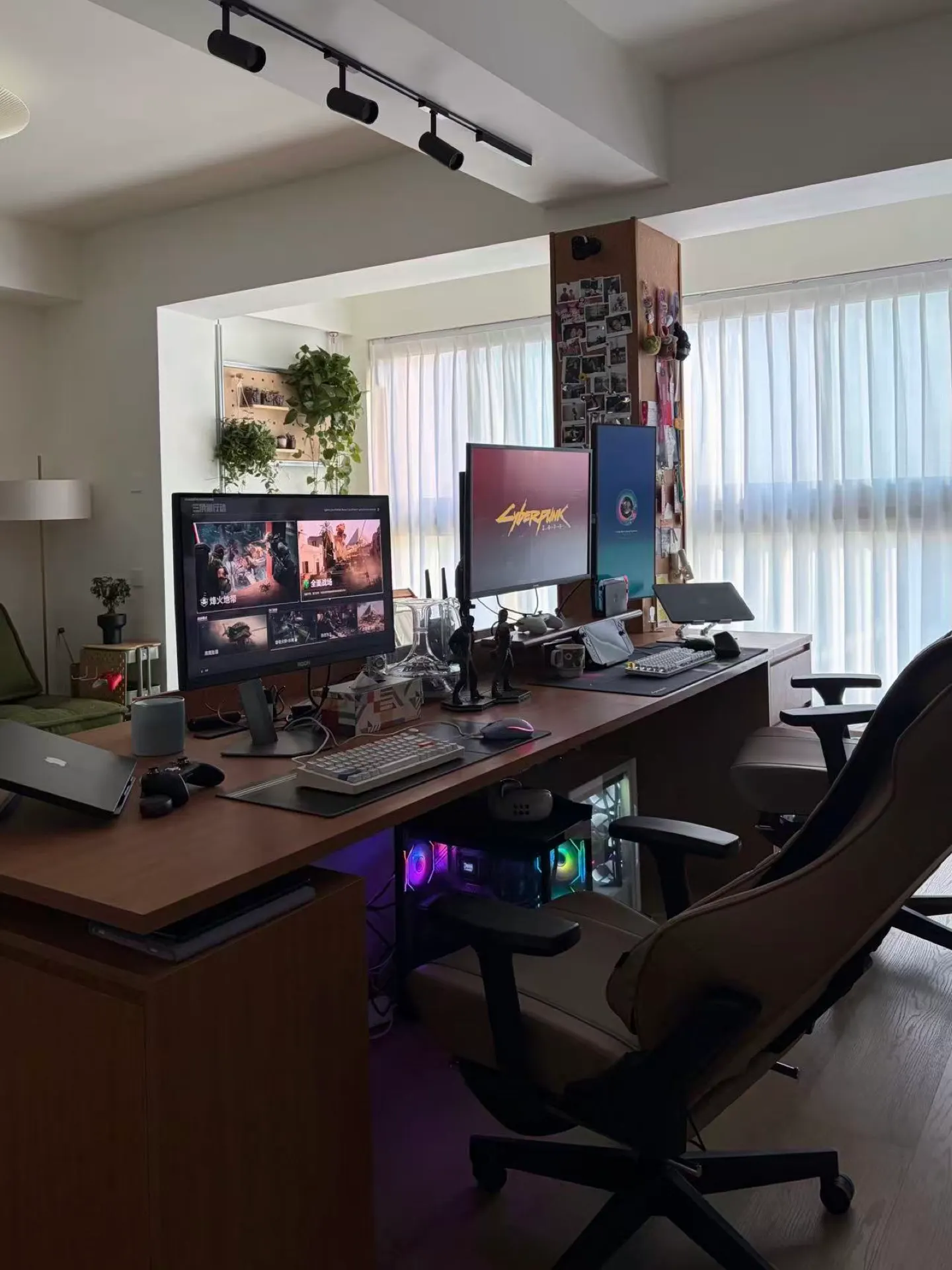 V's workspace — gaming setup, photo 3 of 4