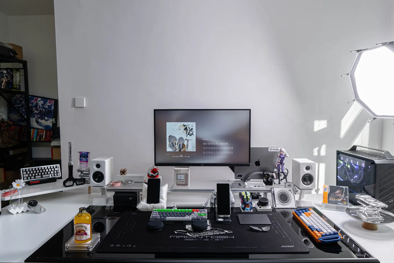 ZunDa's workspace — content-creative setup, photo 1 of 4